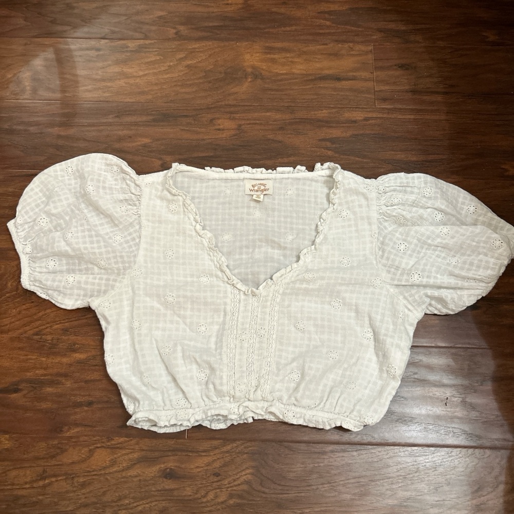 billabongxwrangler top in white in a size small